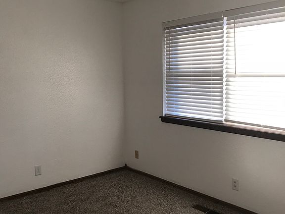 5th image of 1121 Hilltop Dr