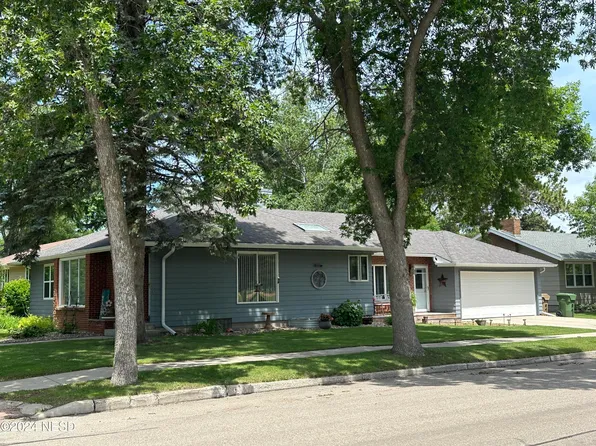 1100 N Park St, Watertown, SD 57201