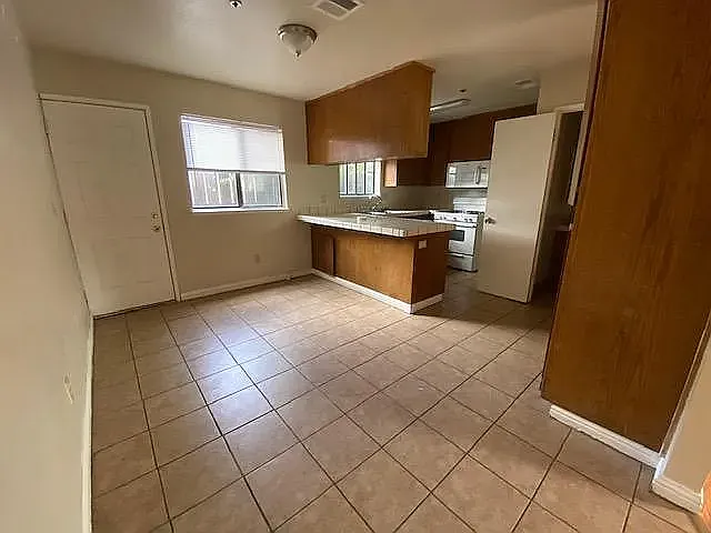 3 bed, 2.5 bath, 1367 sqft, $1,985 — Photo 2