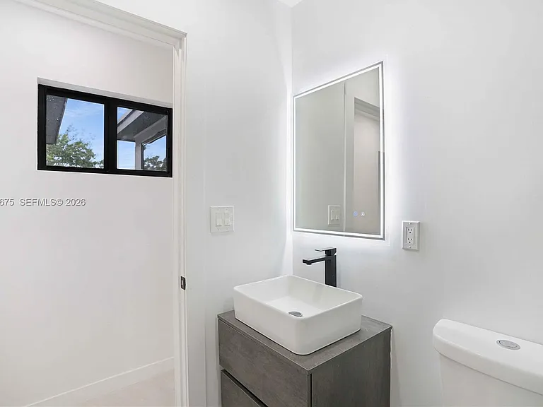 2230 N 62nd Ave — Photo 12