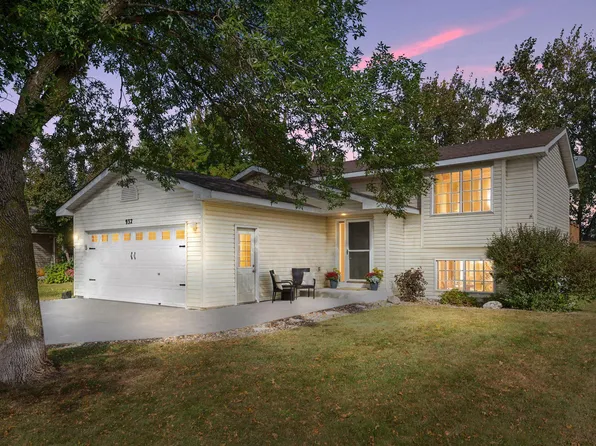 932 Sparrow Rd, Waconia, MN 55387