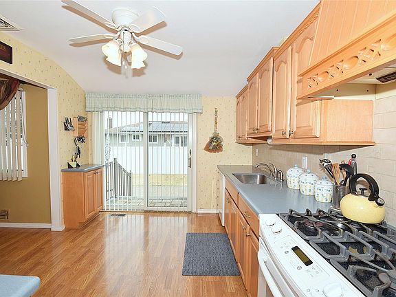 5th image of 338 W 9th St