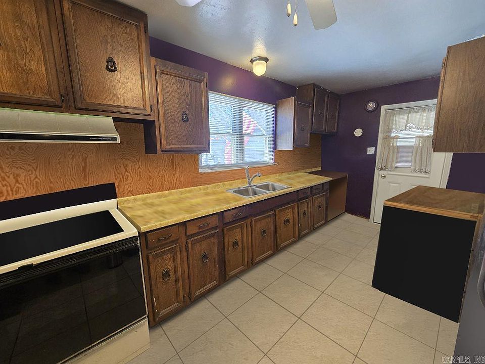 2nd image of 707 Oakwood Dr
