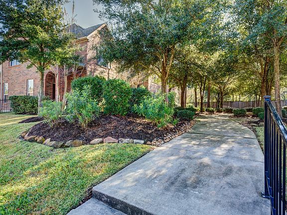2nd image of 10 Bettina Ln