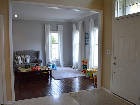 3rd image of 752 Jamestown Ct