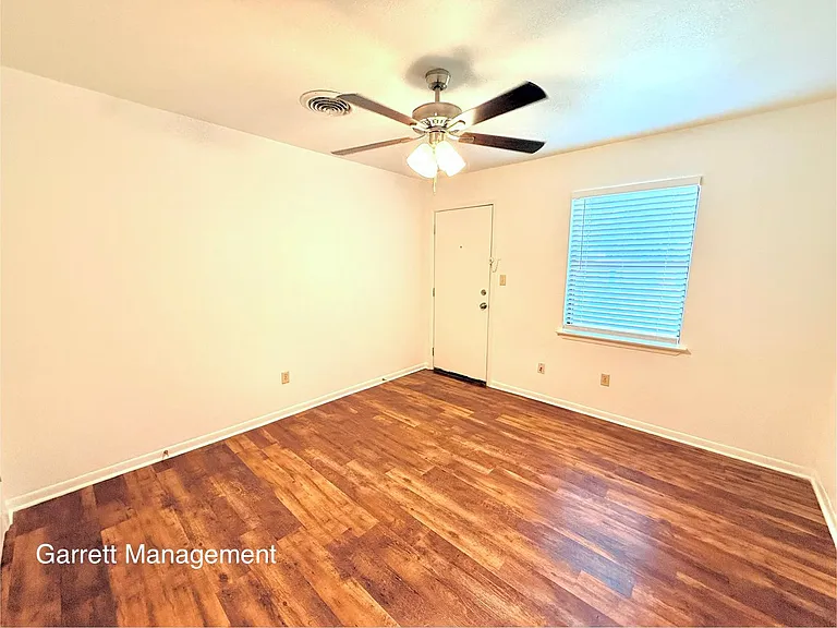 205 1/2 S Broad St — Photo 8