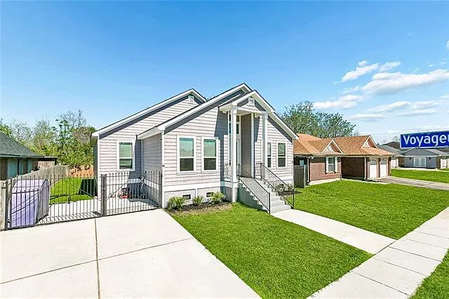 4 bed, 2.0 bath, 1960 sqft, $2,000 — Photo 1