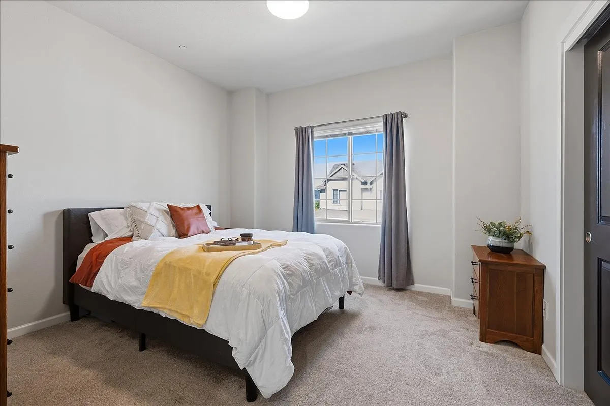 2 bed, 1221 sqft, $2,250 — Photo 4