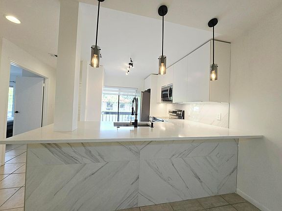 4th image of 5151 W Club Cir APT 202