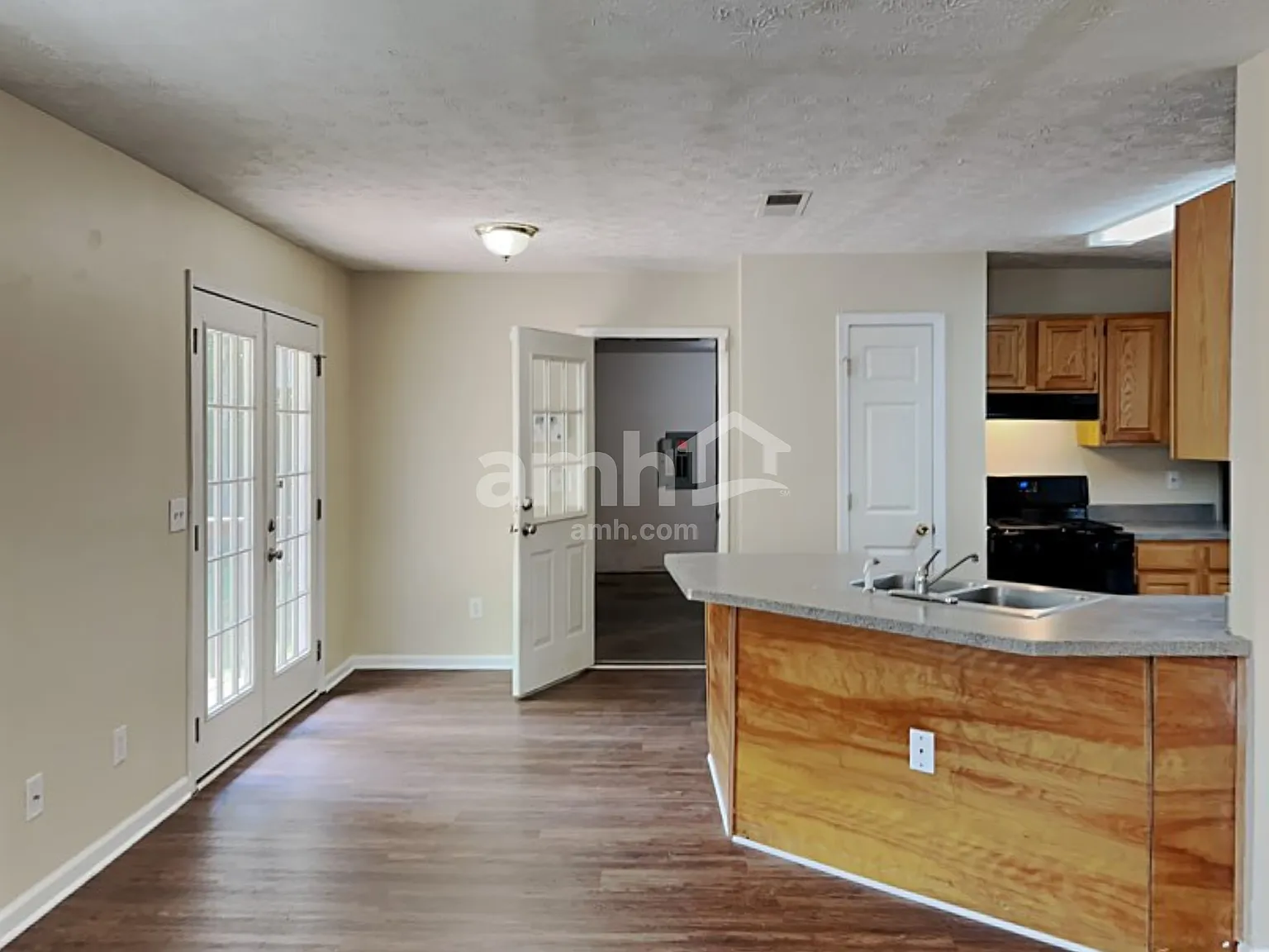 4 bed, 2.5 bath, 1888 sqft, $2,300 — Photo 4