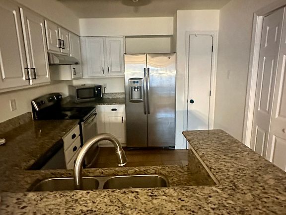 2nd image of 911 Washington St APT 301
