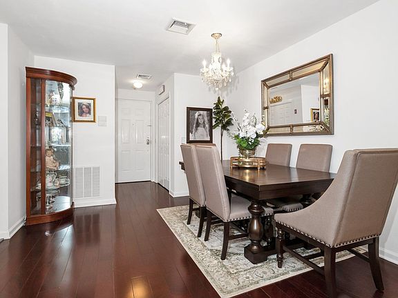 2nd image of 20 Whippoorwill Rd E APT 2B