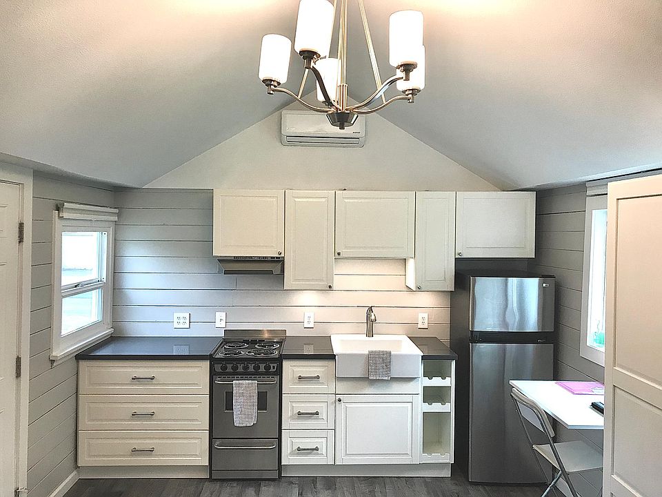 36" drawewrs on the left, SS appliances, soft close cabinets & wine rack
