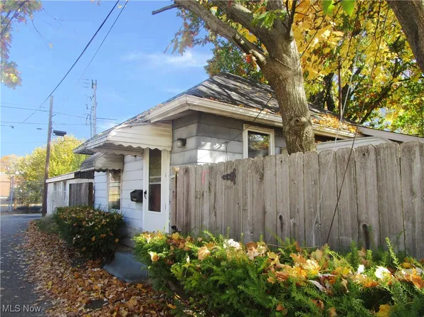 234 3rd St SW, New Philadelphia, OH 44663