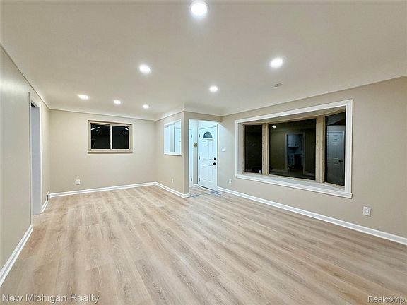 3rd image of 22111 Gardner St