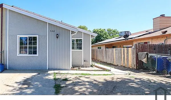 526 Stratford Ct — Photo 1
