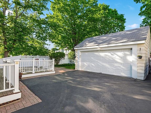 4th image of 349 Auburndale Ave