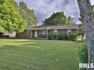 914 Lake Rd, Eureka, IL 61530