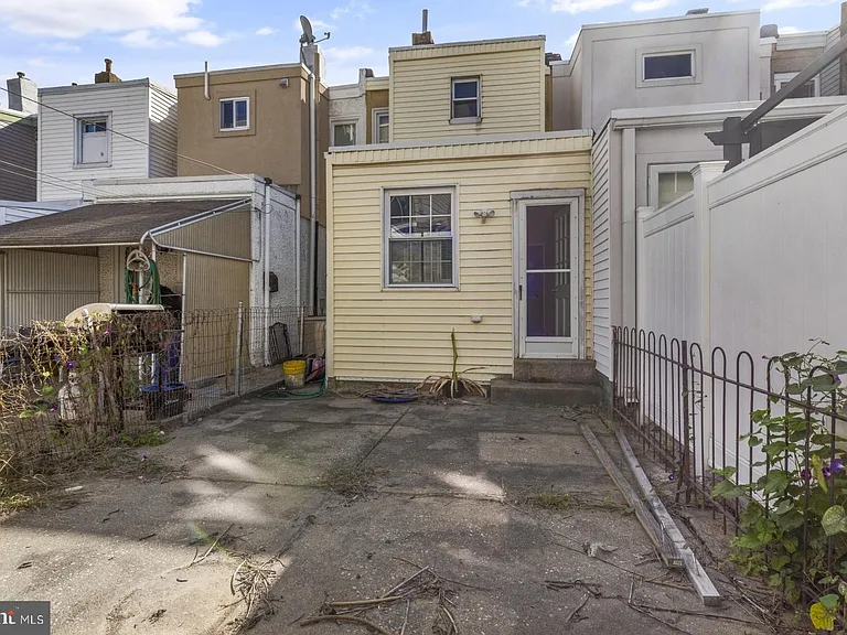3218 E Thompson St — Photo 13