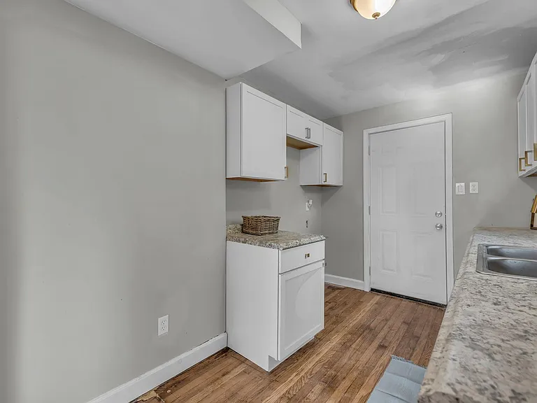 2110 S Sterling Ave — Photo 9