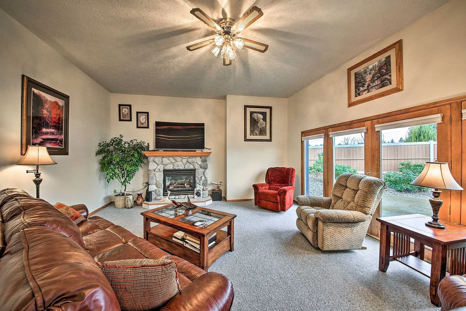 6 bed, 3.0 bath, 5995 sqft, $9,739 — Photo 3