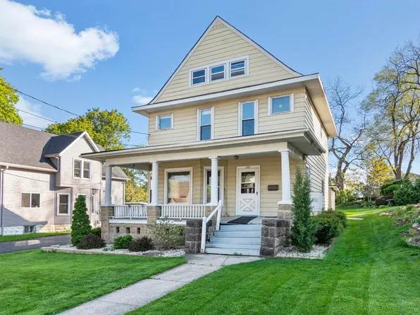 210 Park Ln, Edgerton, WI 53534
