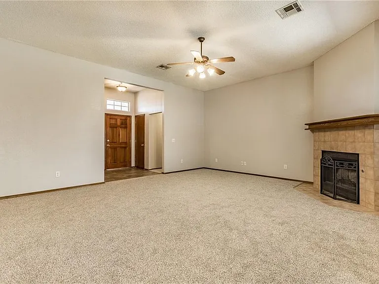 8901 NW 85th Pl — Photo 4