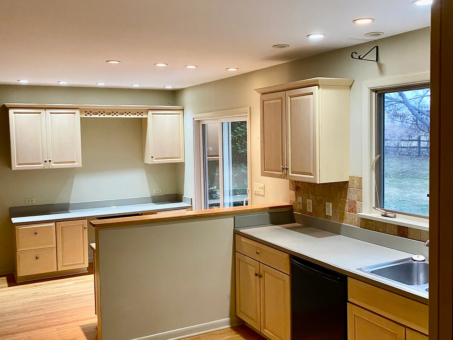 4 bed, 2465 sqft, $4,100 — Photo 3