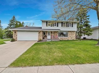 413 S Good Hope Rd, De Pere, WI 54115
