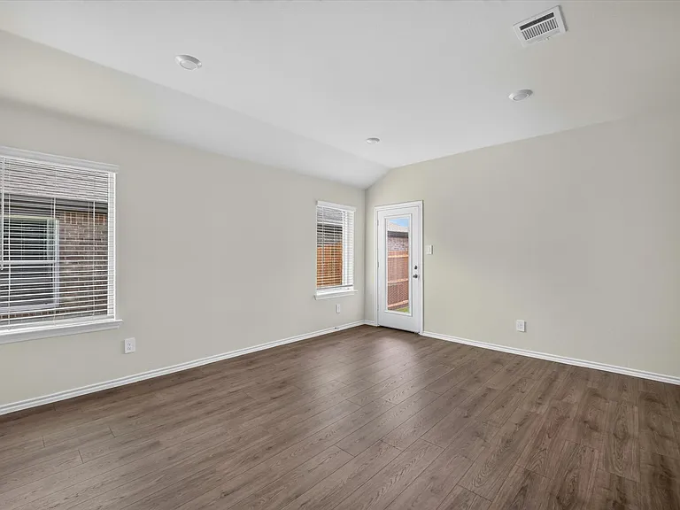 3330 Catamount Dr — Photo 2