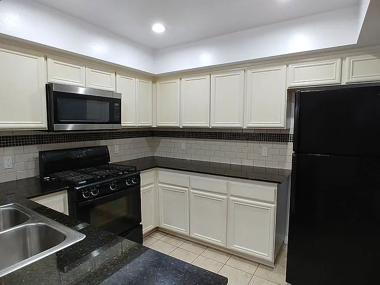 Almeria Townhomes — Photo 174