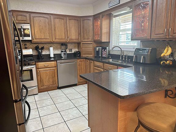 4th image of 910 Oak Ln