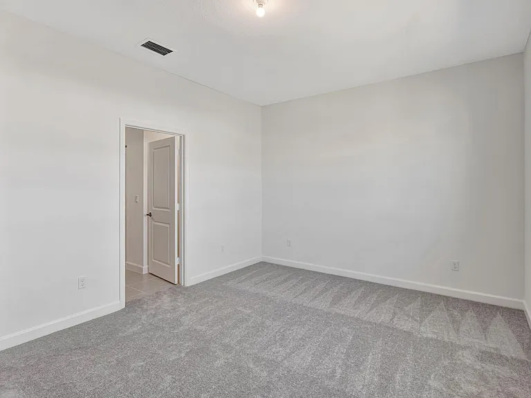 539 SE Rivergrass St — Photo 15