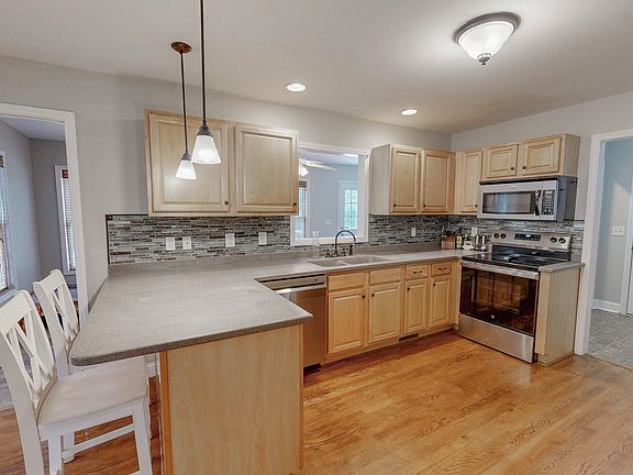 4th image of 20 Country Brooke Ln
