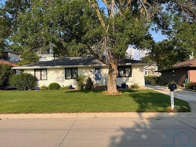 1st image of 2704 Willow St