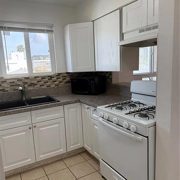 10900 Blix St #14 — Photo 3