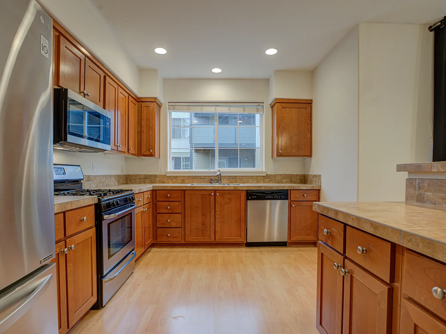 3 bed, 2.5 bath, 1600 sqft, $2,145 — Photo 4