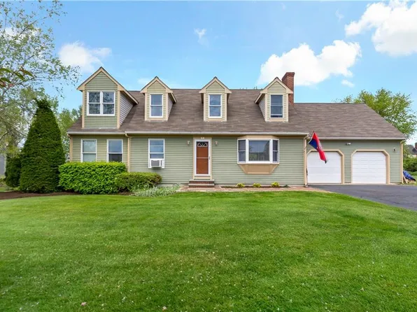 64 Beagle Dr, Middletown, RI 02842