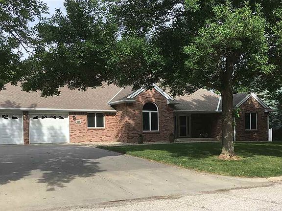 3rd image of 818 Arbor Dr