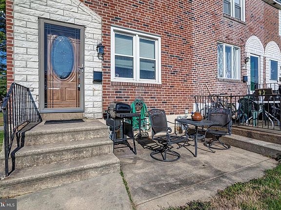 2nd image of 700 Surrey Ln