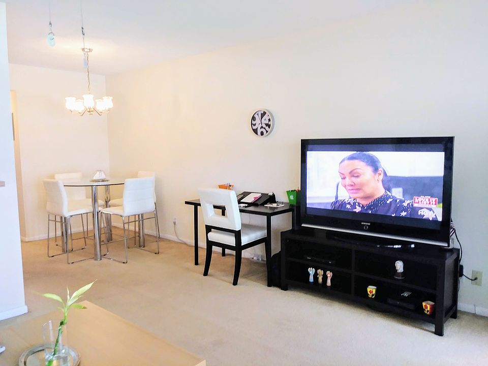 2nd image of 210 Sheffield I #210