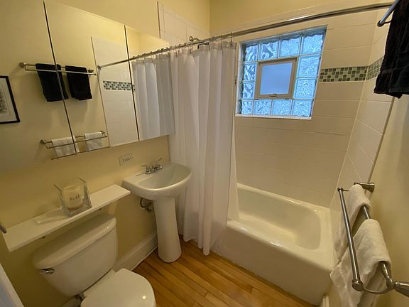 5th image of 2028 W Melrose St #1