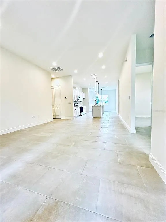 4 bed, 2.0 bath, 2600 sqft, $2,200 — Photo 2