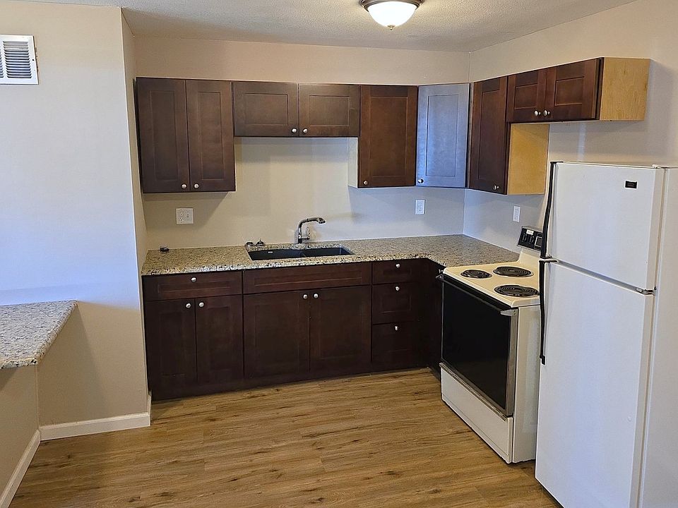 Kitchen, Oven/range, Fridge, breakfast bar and dining nook