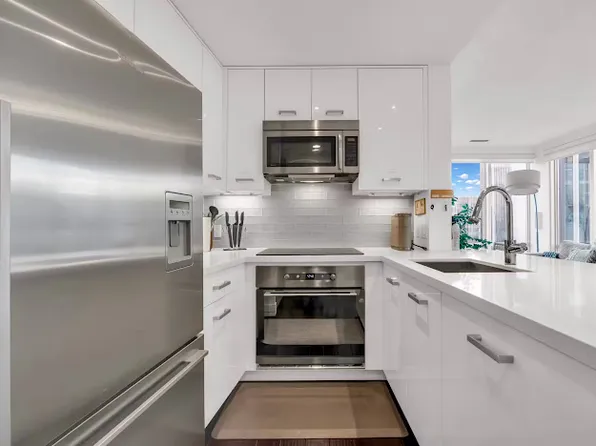 989 Nelson St #701, Vancouver, BC V6Z 2S1