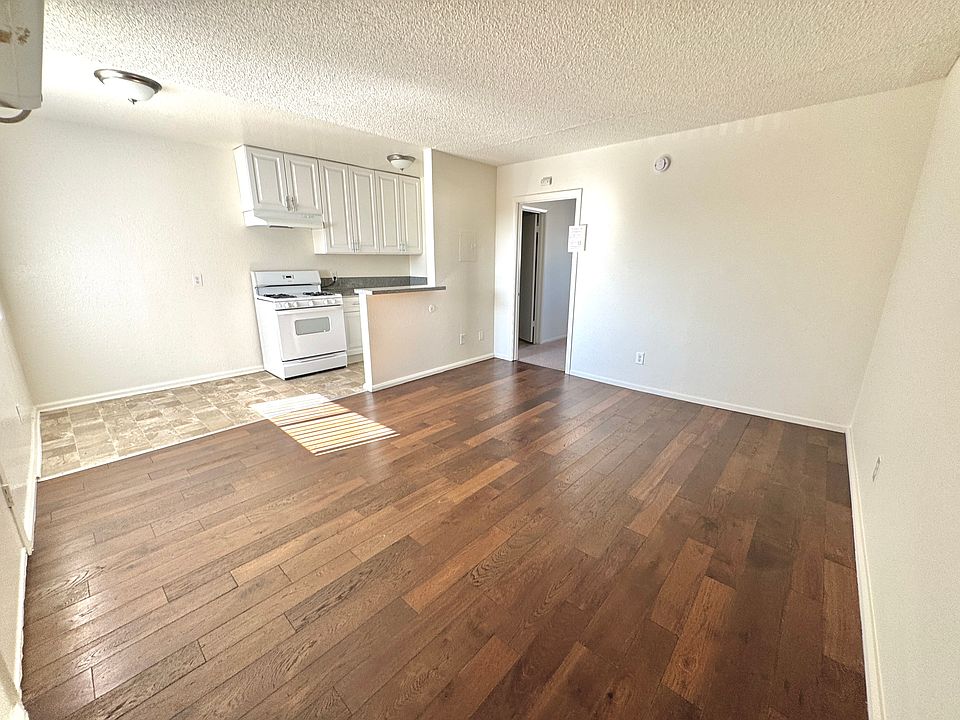 1st image of 7355 Woodley Ave #13