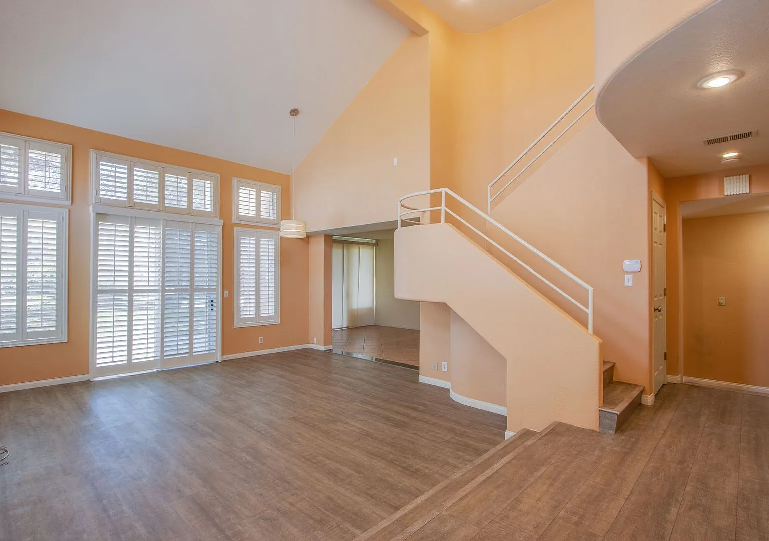 Absolutely gorgeous 2 bedroom 2 bathroom townhome w/loft in prestigious Spanish Trails community! — Photo 2