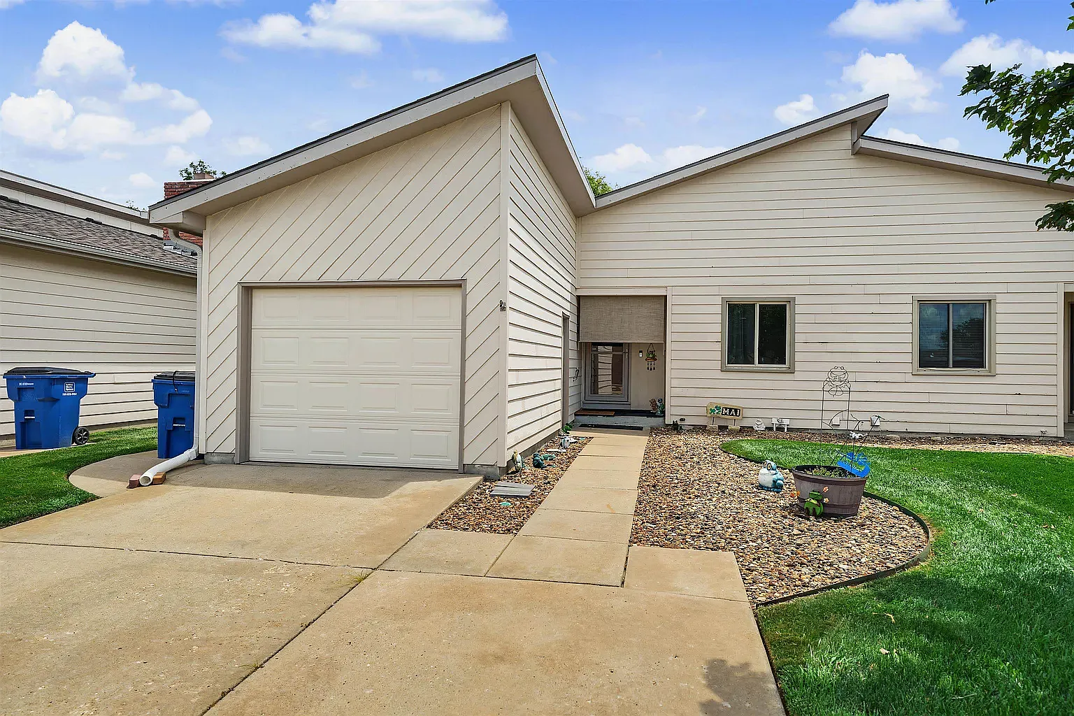 2 bed, 1944 sqft, $1,300 — Photo 1