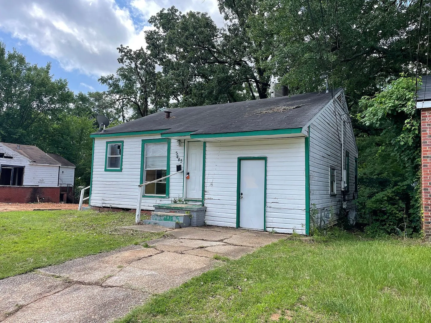 Spacious 3 Bedroom Home with Central AC — Photo 2