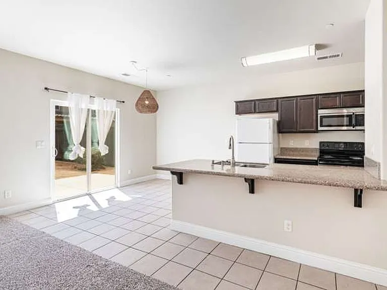 538 N Burgan Ave — Photo 7